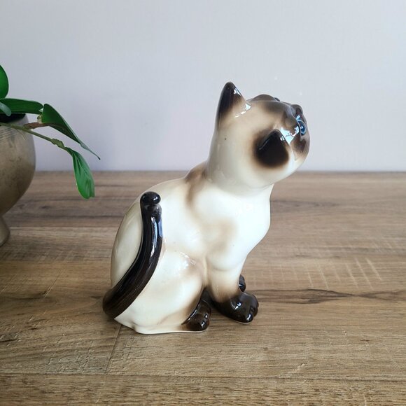 Vintage ceramic Siamese kitten/cat figurine with glass eyes. Cat collection. - Picture 4 of 7